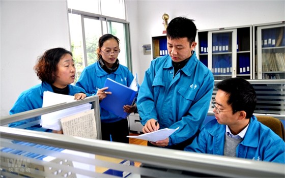 皖南電機(jī)內(nèi)審人員在部門審核 皖南電機(jī)內(nèi)審人員在部門審核