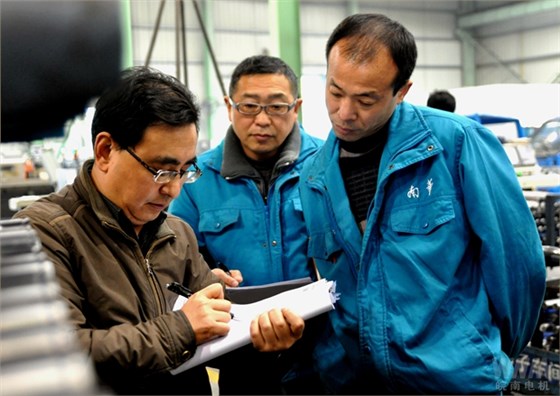 審核專家在皖南電機生產(chǎn)現(xiàn)場審核 審核專家在皖南電機生產(chǎn)現(xiàn)場審核