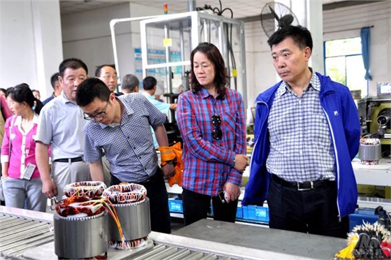 皖南電機(jī):與會代表在車間參觀 皖南電機(jī):與會代表在車間參觀