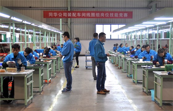 電機(jī)生產(chǎn)廠家:裝配車(chē)間嵌線競(jìng)賽現(xiàn)場(chǎng) 電機(jī)生產(chǎn)廠家:裝配車(chē)間嵌線競(jìng)賽現(xiàn)場(chǎng)