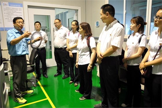 皖南電機(jī)許總向來(lái)賓介紹先進(jìn)的檢測(cè)設(shè)備 皖南電機(jī)許總向來(lái)賓介紹先進(jìn)的檢測(cè)設(shè)備