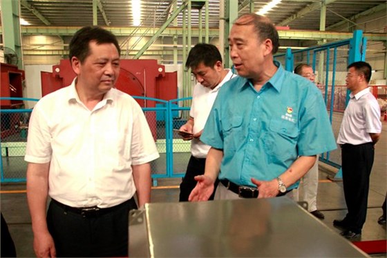 皖南電機管總向陶書記介紹公司情況 皖南電機管總向陶書記介紹公司情況