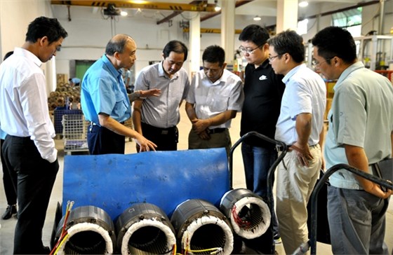 皖南電機管總陪同徐總經(jīng)濟師在車間調(diào)研 皖南電機管總陪同徐總經(jīng)濟師在車間調(diào)研