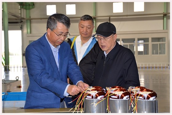 圖為中國機(jī)械工業(yè)聯(lián)合會特別顧問蔡惟慈（右一）、上海電器科學(xué)研究所(集團(tuán))有限公司黨委書記鄒孟奇（中）在公司副總經(jīng)理孫躍（左一）的陪同下參觀皖南電機(jī)生產(chǎn)車間