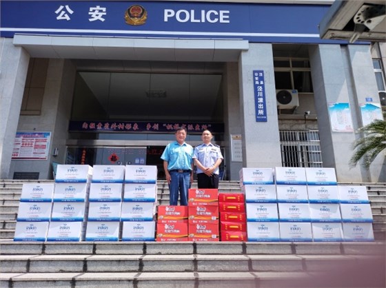 圖為公司安全環(huán)境保護(hù)處處長董萌蓓為子弟兵及公安民警送去慰問品，并致以節(jié)日的問候和祝福