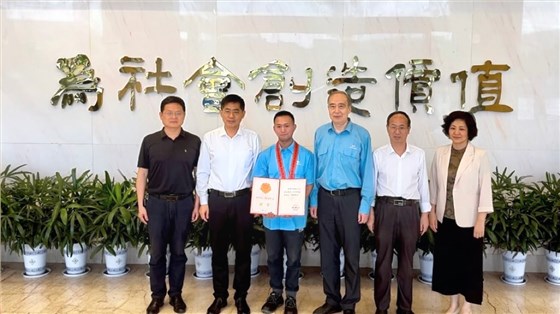 省、市總工會(huì)為皖南電機(jī)“全國(guó)五一勞動(dòng)獎(jiǎng)?wù)?rdquo;獲得者授牌頒獎(jiǎng)