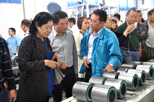 總經(jīng)理陳學(xué)鋒介紹自動流水線 總經(jīng)理陳學(xué)鋒介紹自動流水線