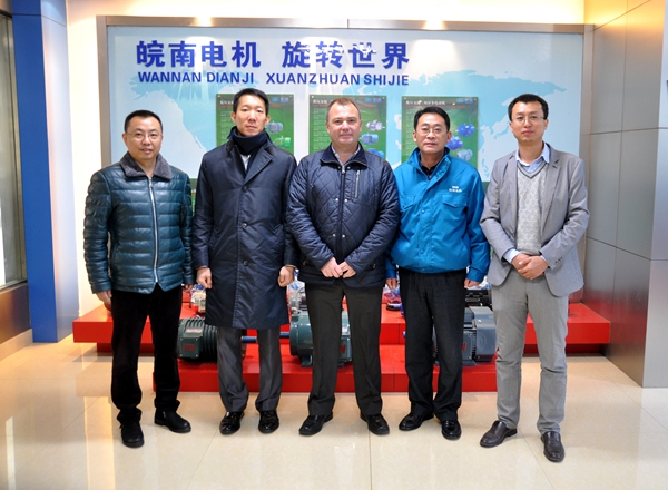 皖南電機:總經(jīng)理陳學(xué)鋒與客人在展覽廳合影留念 皖南電機:總經(jīng)理陳學(xué)鋒與客人在展覽廳合影留念