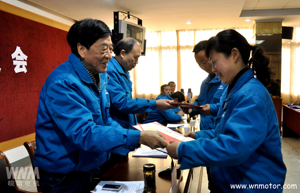 皖南電機(jī)公司領(lǐng)導(dǎo)為先進(jìn)集體和個(gè)人頒獎 皖南電機(jī)公司領(lǐng)導(dǎo)為先進(jìn)集體和個(gè)人頒獎