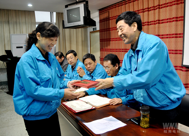 董事長陳根喜為獲獎部門頒獎  董事長陳根喜為獲獎部門頒獎