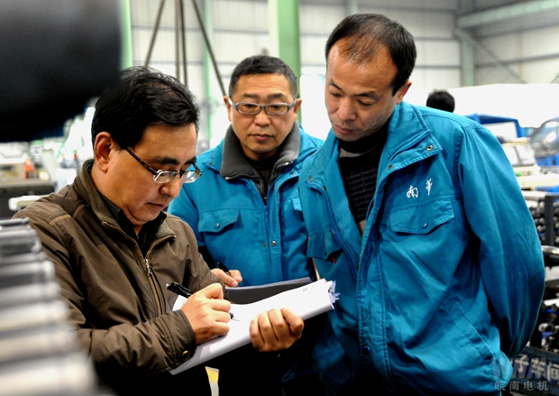 審核專(zhuān)家在皖南電機(jī)生產(chǎn)現(xiàn)場(chǎng)審核 審核專(zhuān)家在皖南電機(jī)生產(chǎn)現(xiàn)場(chǎng)審核