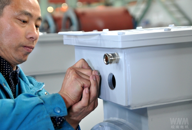 員工在進(jìn)行盾構(gòu)機(jī)電機(jī)交付前最后的細(xì)查 員工在進(jìn)行盾構(gòu)機(jī)電機(jī)交付前最后的細(xì)查