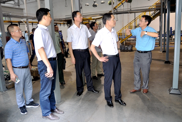 總經(jīng)理陳學(xué)鋒陪同耿書記在車間檢查 總經(jīng)理陳學(xué)鋒陪同耿書記在車間檢查