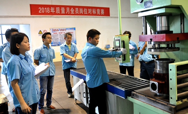 對標競賽員工操作一絲不茍 對標競賽員工操作一絲不茍