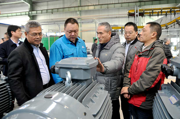 皖南電機|電機廠家:來賓在車間參觀 皖南電機|電機廠家:來賓在車間參觀