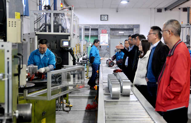 皖南電機|電機廠家:來賓在車間參觀 皖南電機|電機廠家:來賓在車間參觀