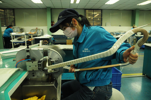 威能公司線圈車間高壓線圈組正在進(jìn)行成型線圈的機包作業(yè) 威能公司線圈車間高壓線圈組正在進(jìn)行成型線圈的機包作業(yè)