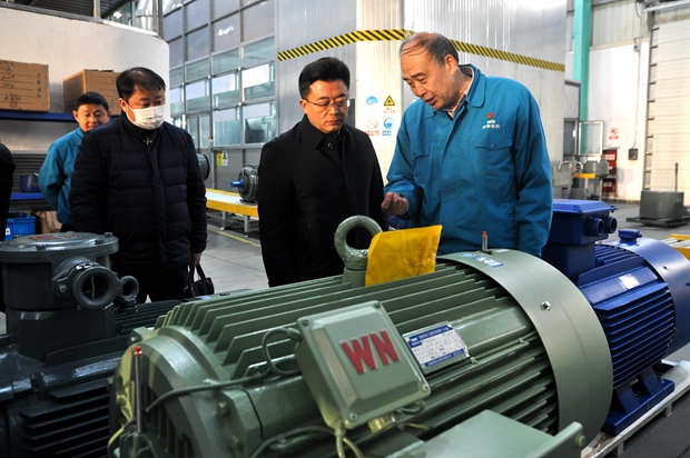 圖為管兵正在向省科技廳領導介紹皖南電機產(chǎn)品 圖為管兵正在向省科技廳領導介紹皖南電機產(chǎn)品